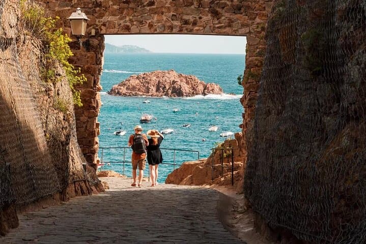 Costa Brava Tour: Tossa de Mar Easy Hike & Snorkel from Barcelona
