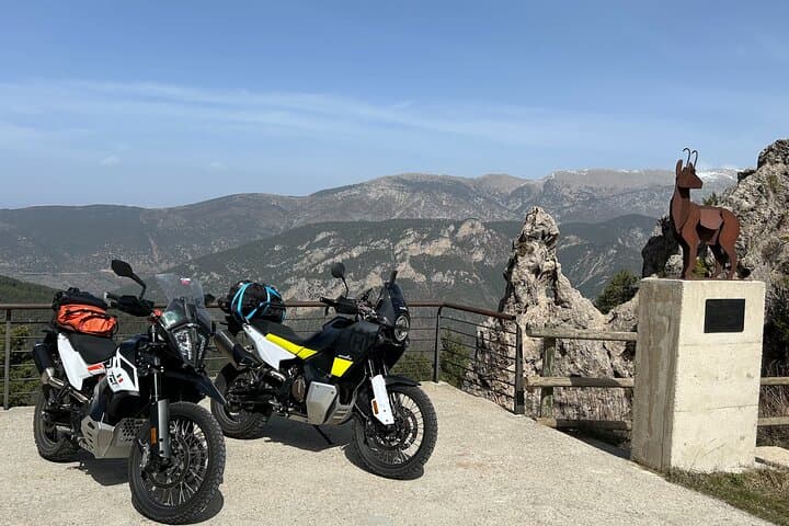 4-Day Private Tour between Sea and Mountain from Barcelona