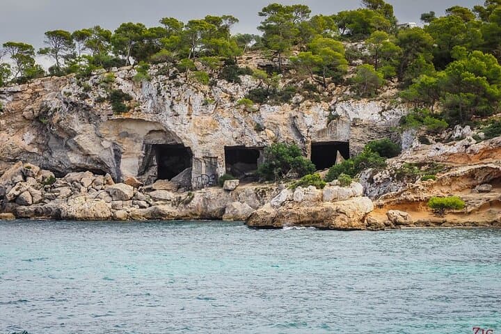 Tour Beach Portal Vells, Cave Portal Vells.