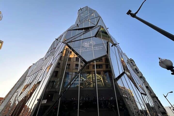Bilbao Self-Guided City Walking Tour & Scavenger Hunt