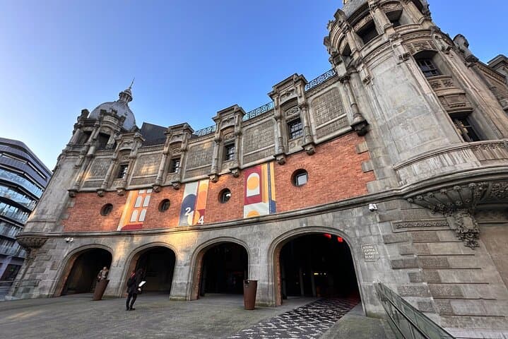 Bilbao Self-Guided City Walking Tour & Scavenger Hunt
