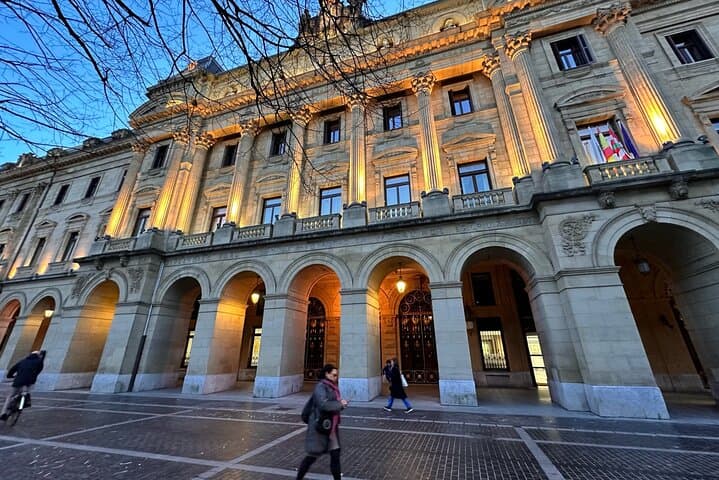 San Sebastián Self-Guided City Walking Tour & Scavenger Hunt