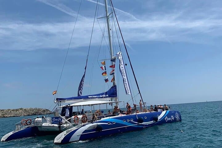 Catamaran cruise with drinks, food and swimming stop