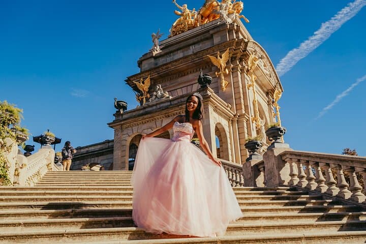 Barcelona: Professional Photoshoot Outside Arc de Triomf
