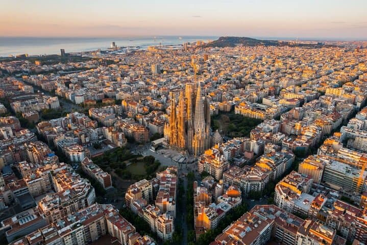 Sagrada Família: Art, History and Architecture + exclusive e-book