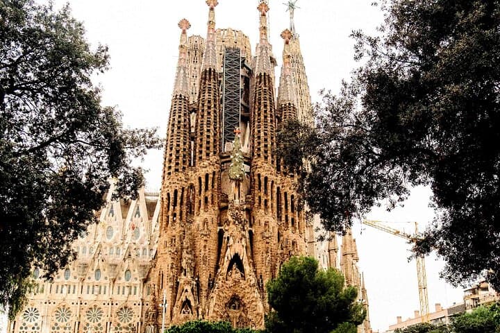Small Group Tour in Barcelona Sagrada Familia with Tickets