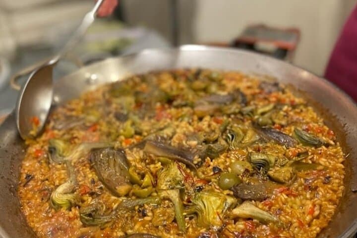 Private Cava Sabrage and Paella Class in Barcelona