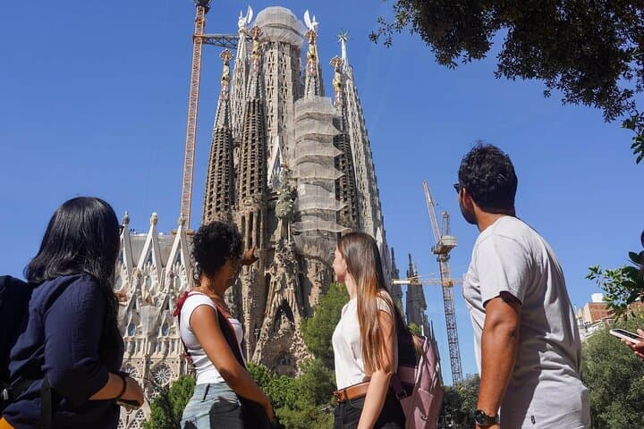 Sagrada Familia Fast Track Guided Tour with Towers Access