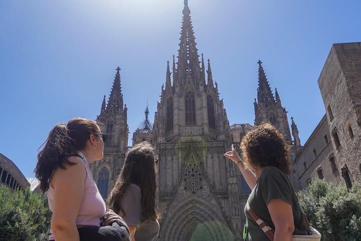 Barcelona Highlights Guided Tour with Monjuic Cable Car