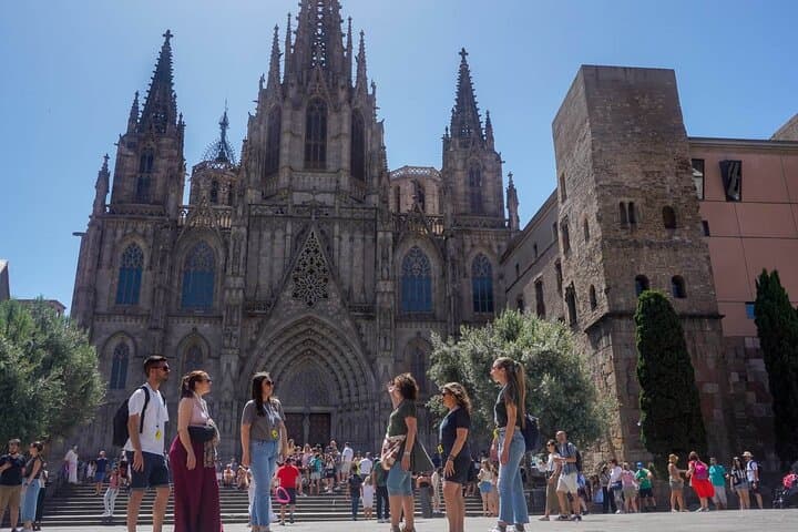 Barcelona Highlights Guided Tour with Monjuic Cable Car