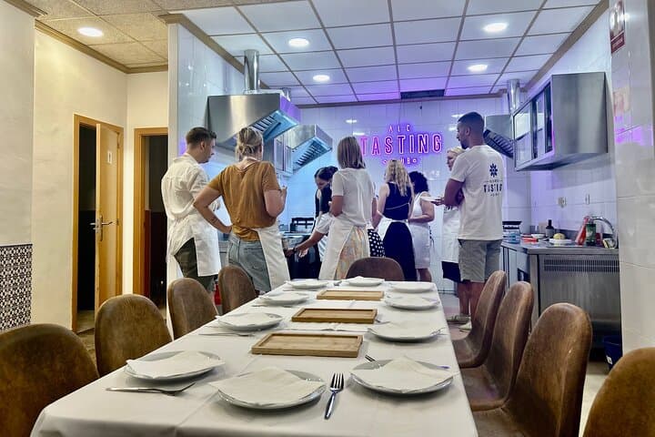 Alicante Paella Cooking Class, Tapas, Drinks & Central Market