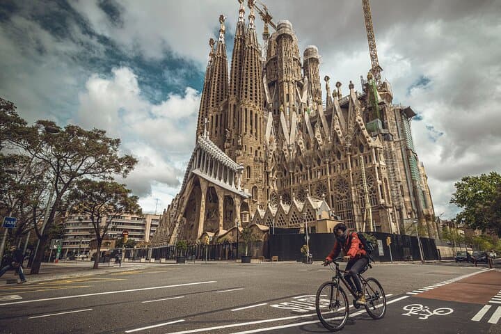 Sagrada Família: Art, History and Architecture + exclusive e-book