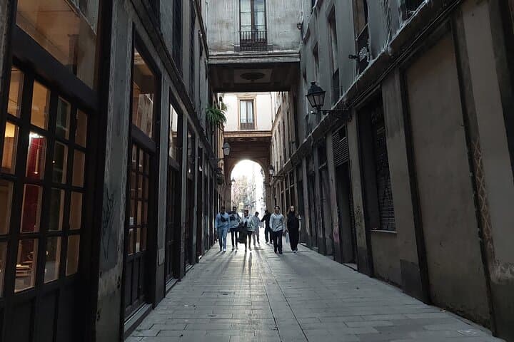 Barcelona Tour And Photoshoot in Gothic Quarter