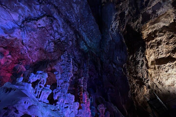 Alicante: Canelobre Caves and Busot Tour con guia y transfer