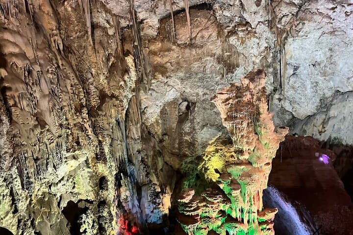 Alicante: Canelobre Caves and Busot Tour con guia y transfer