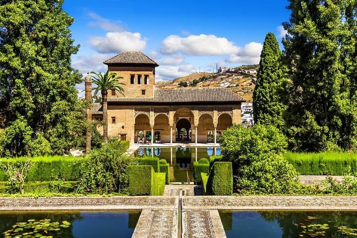 Granada: Alhambra Guided Tour including Nasrid Palaces