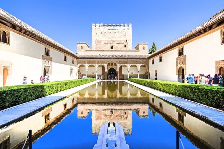 Granada: Alhambra Guided Tour including Nasrid Palaces
