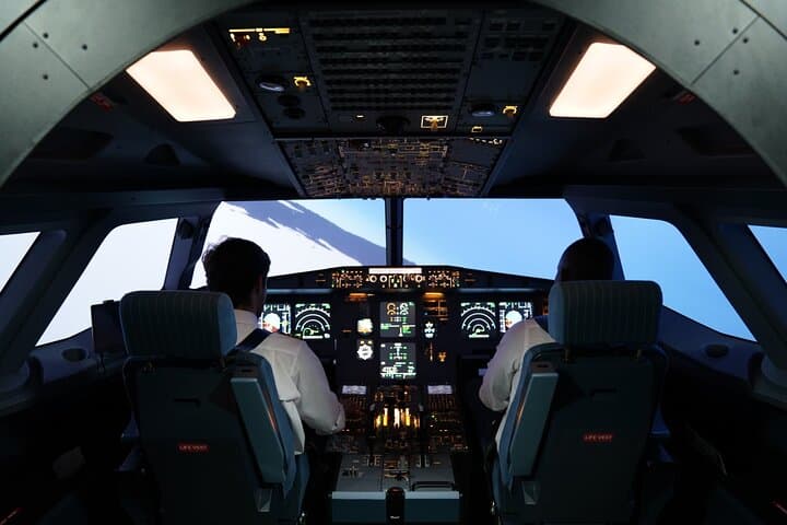 Become an Airline Pilot for a Day – A320 Simulator in Seville