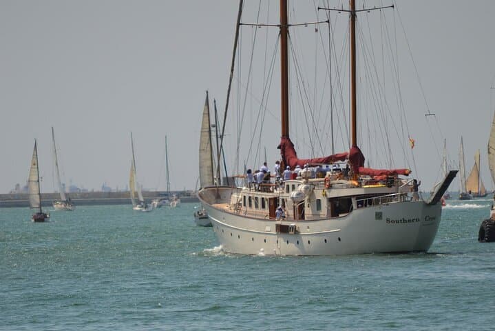 Barcelona: Skyline sailing tour with music and drink