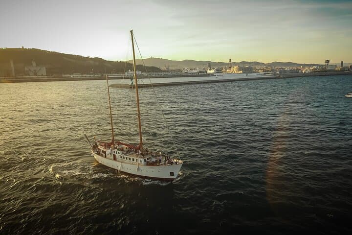 Barcelona: Skyline sailing tour with music and drink