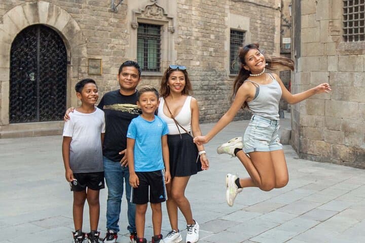 Barcelona Tour And Photoshoot in Gothic Quarter