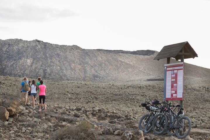 Volcanic Discovery PREMIUM eBike Tour: 35 km