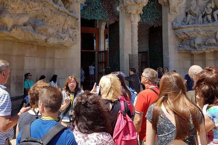 Guided Visit Tour to Sagrada Familia + Ebook