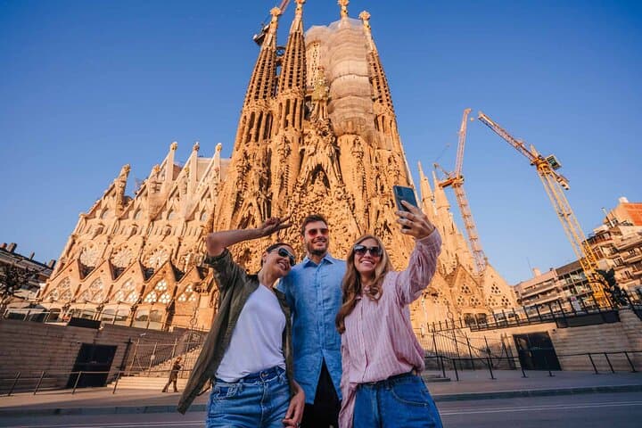 Guided Visit Tour to Sagrada Familia + Ebook