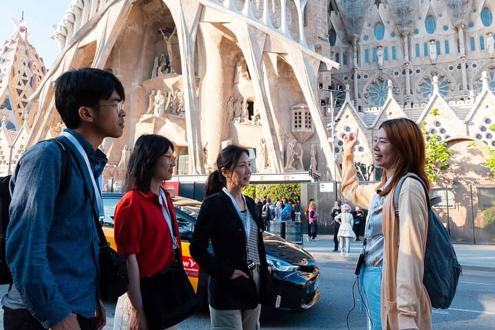 Guided Visit Tour to Sagrada Familia + Ebook
