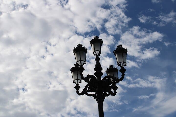 Premium Tour Royal Palace of Madrid : expert guide + no normal queue