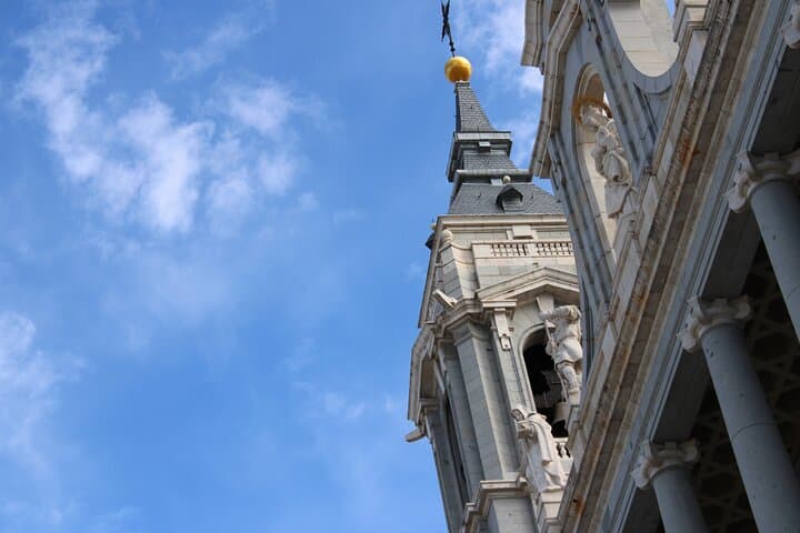 Premium Tour Royal Palace of Madrid : expert guide + no normal queue