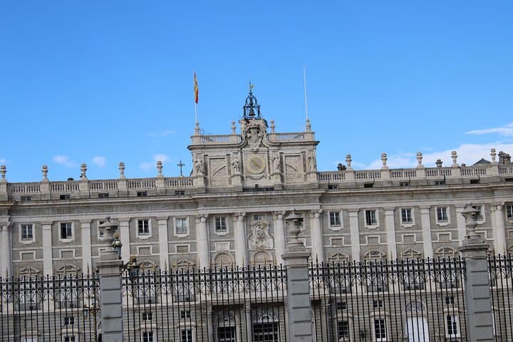 Premium Tour Royal Palace of Madrid : expert guide + no normal queue