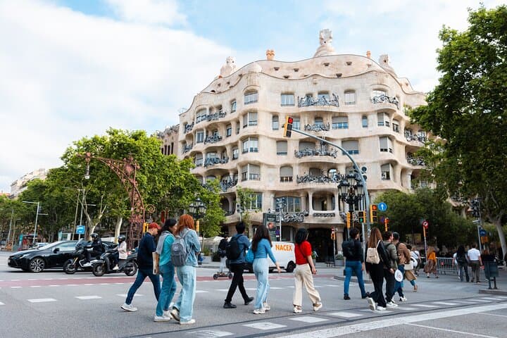 The group walks towards La Pedrera-Casa Milà