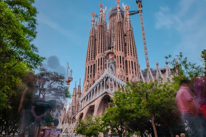Photo Walking Tour Sagrada Familia and Gaudí in Barcelona