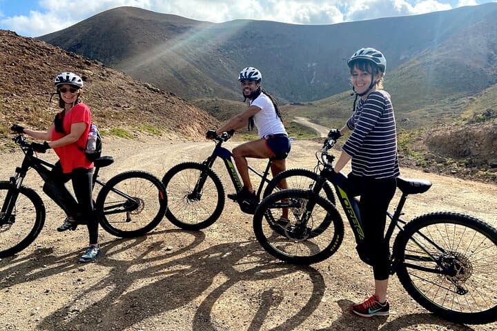 Volcanic Discovery PREMIUM eBike Tour: 35 km