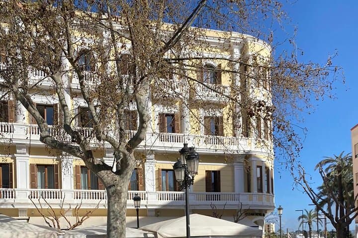 OFFSHORE Private Guided Tour in Ibiza -Unesco old town & beaches