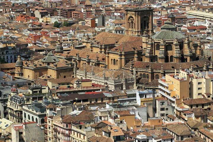 Granada : walking tour with a local guide