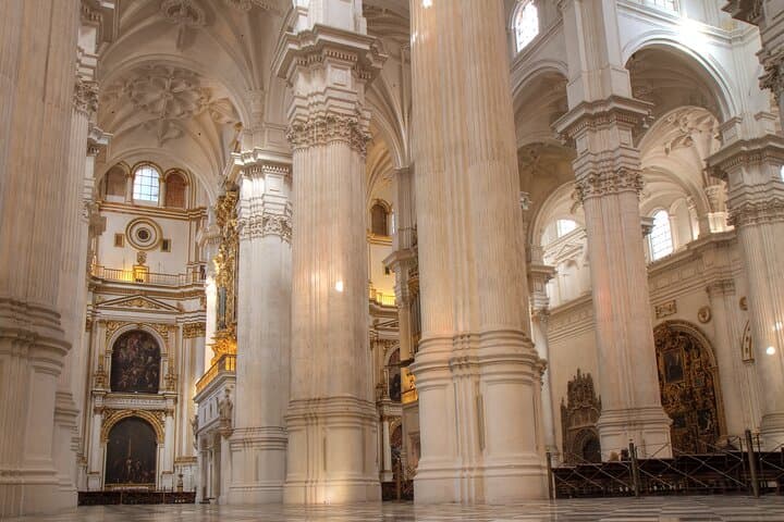 Granada : walking tour with a local guide