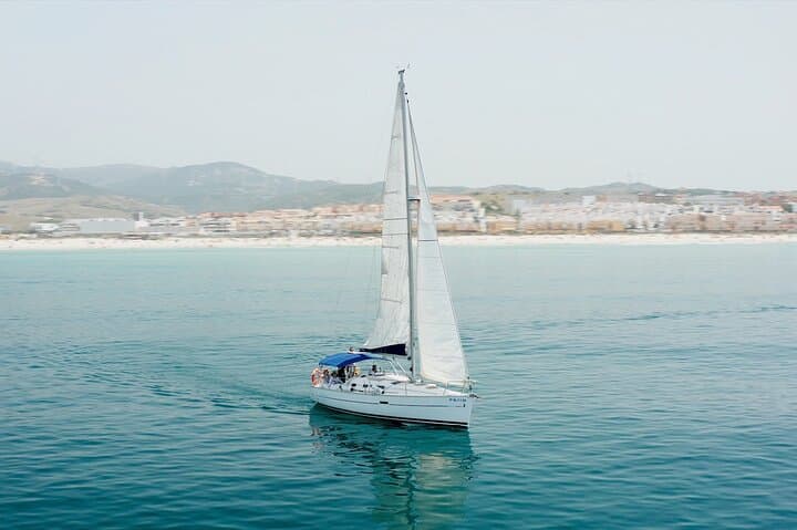 Sailing along the beach of the lances