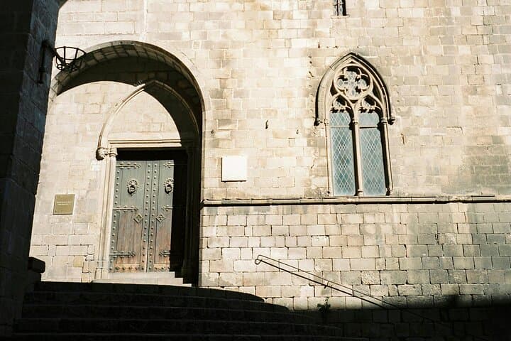 pexels-leeloothefirst-5236220 - SANDEMANs Tours - King's Square Barcelona