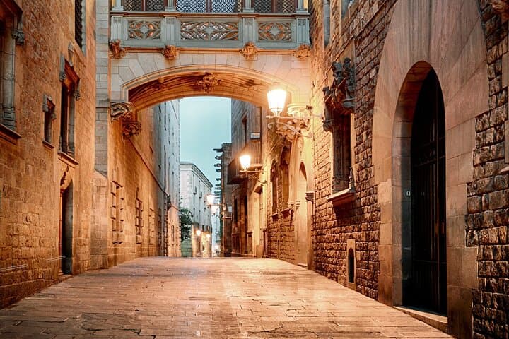 Private Historical Mystery Walking Tour in Barcelona Old Town
