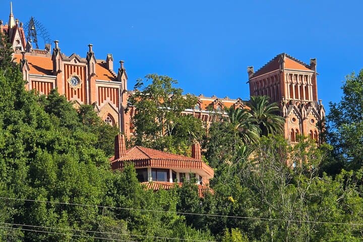 Visit to the mansion of the Duke of Almodóvar del Río in Comillas