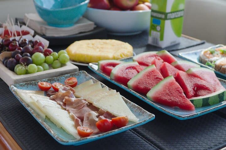 Shared Luxury Yacht Cruise with Champagne and Tapas
