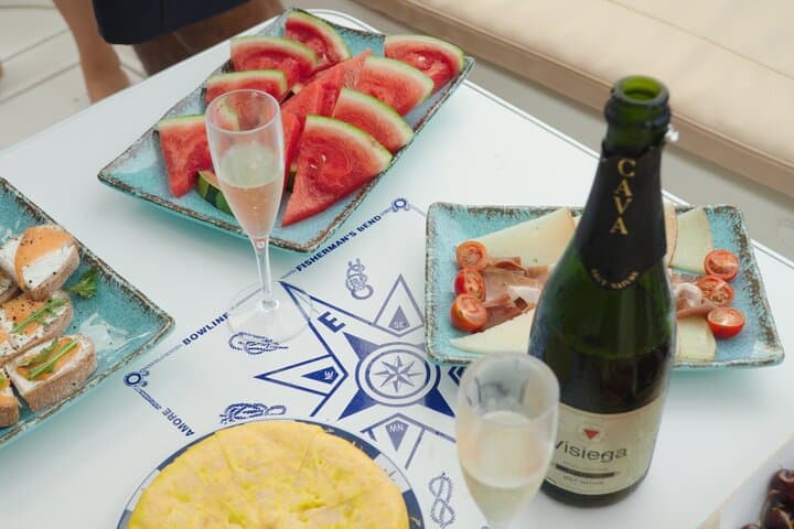 Shared Luxury Yacht Cruise with Champagne and Tapas