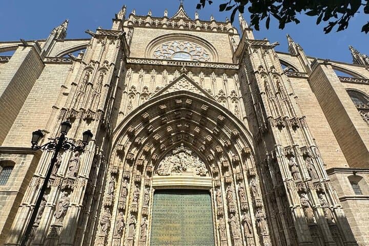Cathedral Tour of Seville Giralda and Barrio Santa Cruz All in One