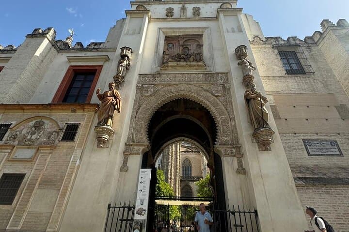 Cathedral Tour of Seville Giralda and Barrio Santa Cruz All in One