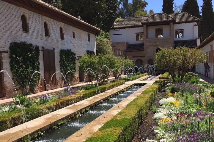 Tour Alhambra and Generalife with audioguide