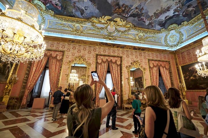 Royal Palace of Madrid Guided Tour and Flamenco Show with Tapas