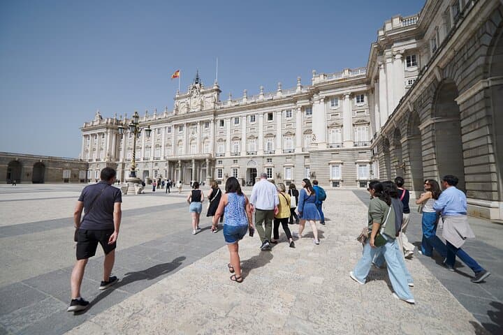 Royal Palace of Madrid Guided Tour and Flamenco Show with Tapas