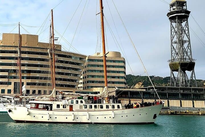 Barcelona: Skyline sailing tour with music and drink